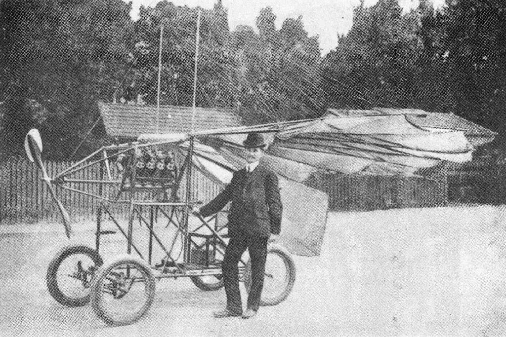 VUIA (1908). Earliest known machine with folding wings.